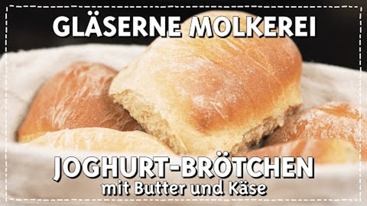Joghurt-Brötchen mit Butter und Käse