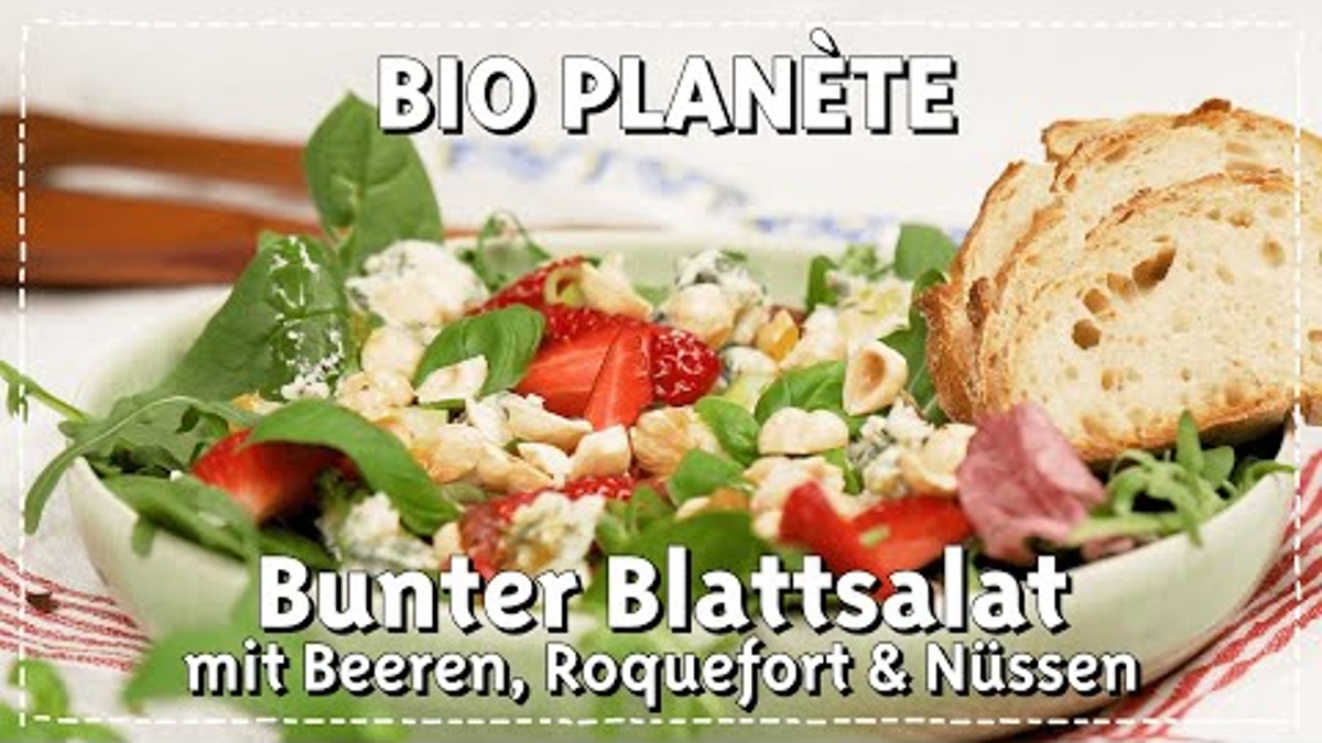 Bunter Blattsalat mit Erdbeeren, Roquefort und Haselnüssen