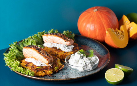 Glasierter Lachs auf Kürbispuffer