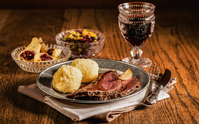 Rinderbraten mit Wurzelgemüse, Birnen und Rotkohl Teaser
