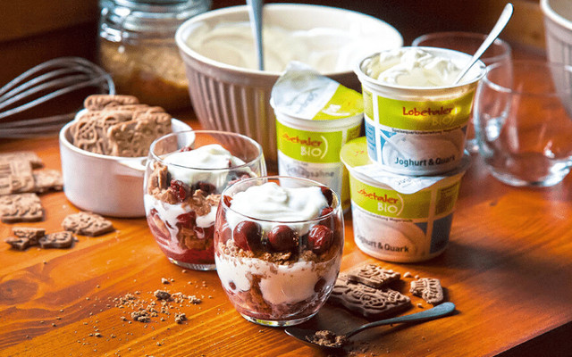 Quark-Zimt-Creme mit Spekulatius und Kirschen Teaser