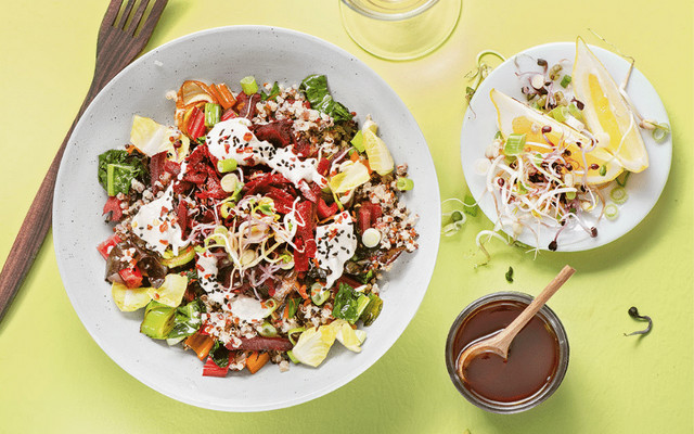 Quinoasalat mit Sprossen und Tahindressing Teaser