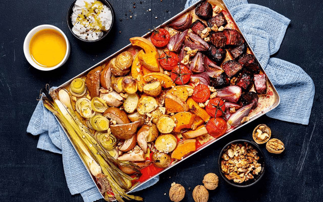 Buntes Ofengemüse vom Blech mit Ziegenfrischkäse und Nüssen Teaser