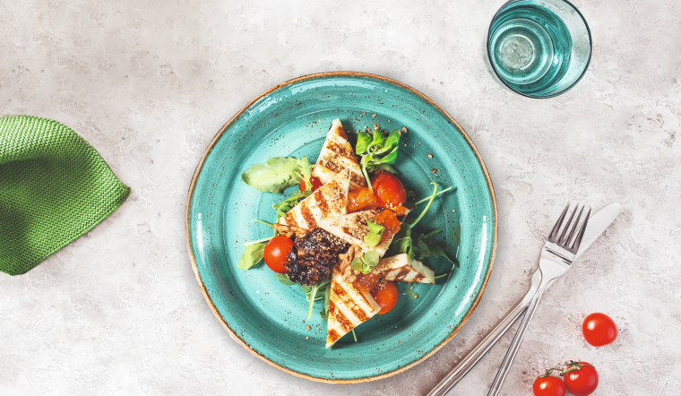 Auf dem Bild ist ein Teller mit gegrilltem Käse