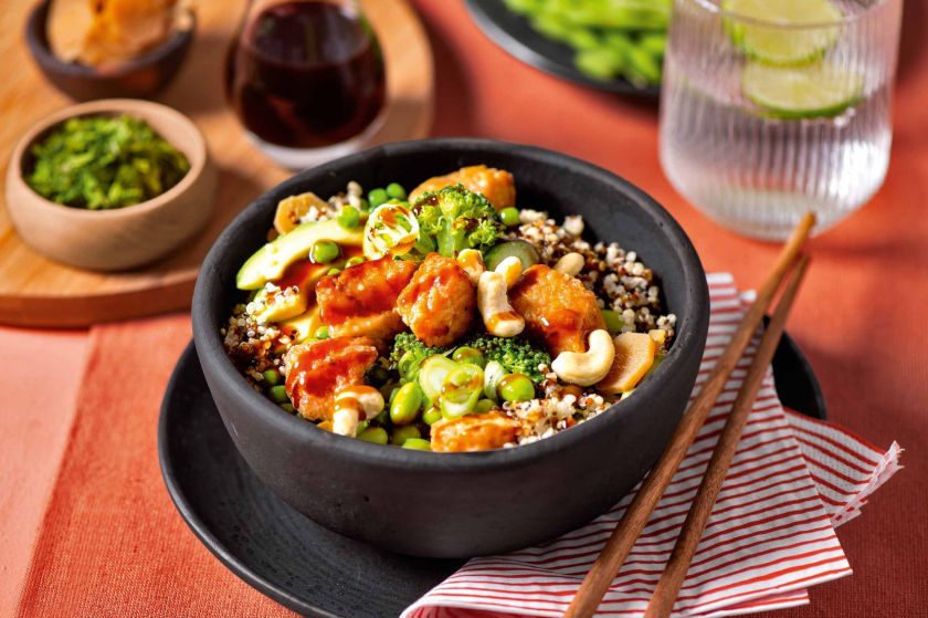 Grüne Bowl mit Quinoa und Lachs