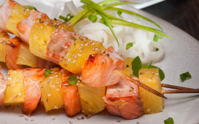 Lachs-Ananas-Spieße vom Grill Teaser
