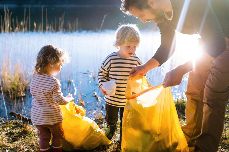 Kinder sammeln zusammen mit Vater Müll, (C) Foto: AdobeStock_374954469
